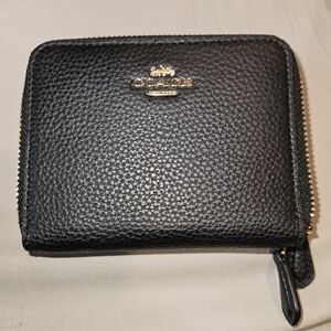 *C0ACH?* (maybe) Wallet with zippers unauthenticated